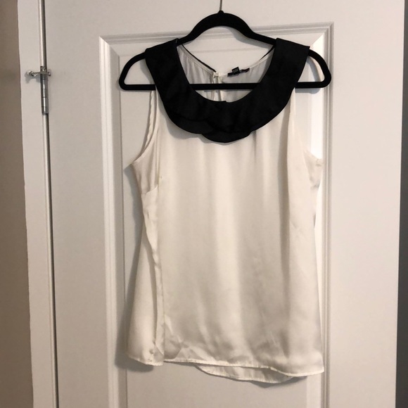 ⭐️5 for $25⭐️ 

Black and white sleeveless top - Picture 1 of 6